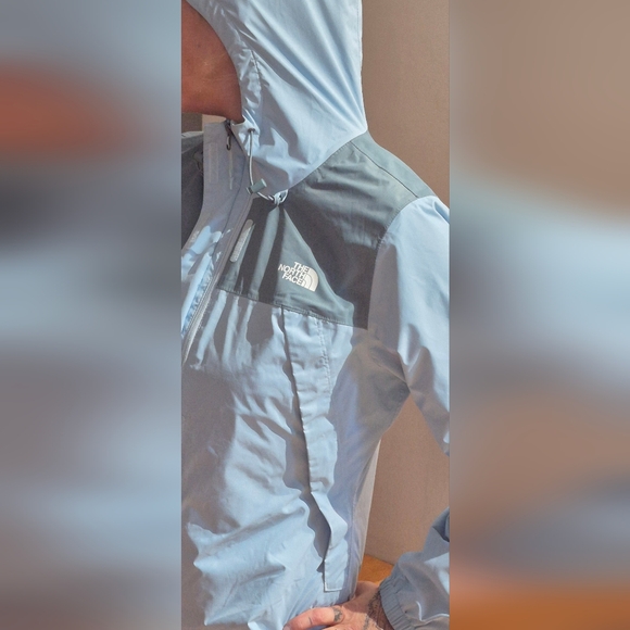 Woman's North Face Jacket - Picture 2 of 4